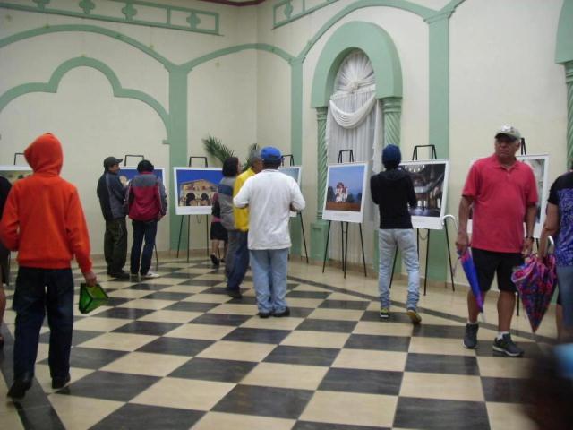 Las personas visitan exposición